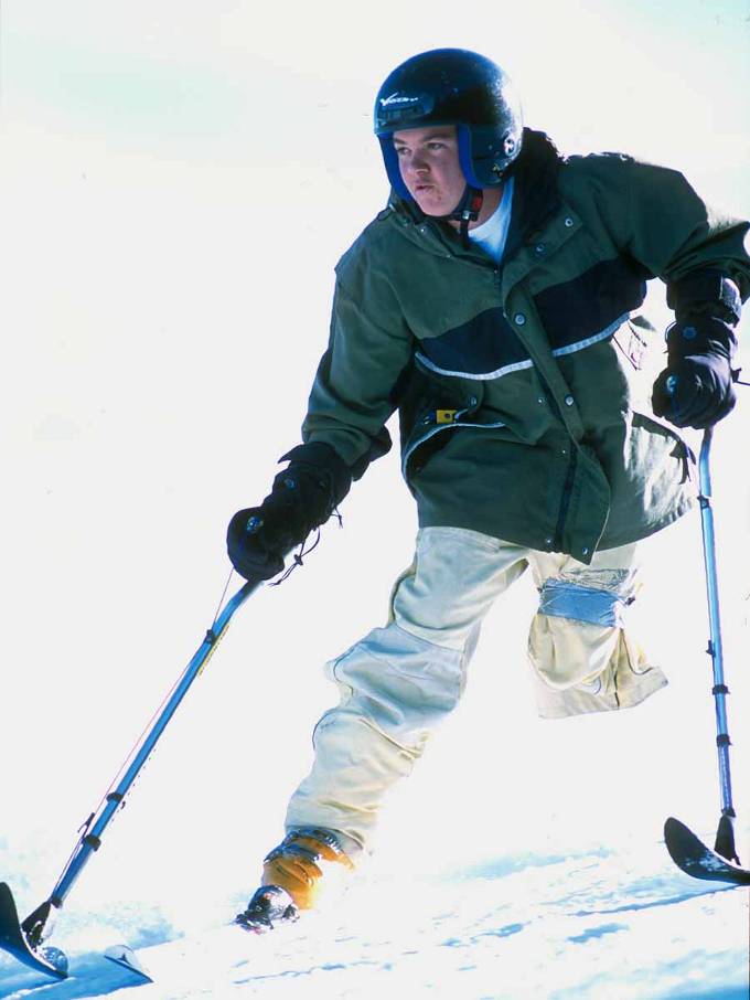 Amputee skier with outriggers