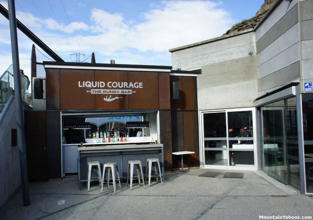 Bungy jumping at the Kawarau Bridge: bar of liquid courage